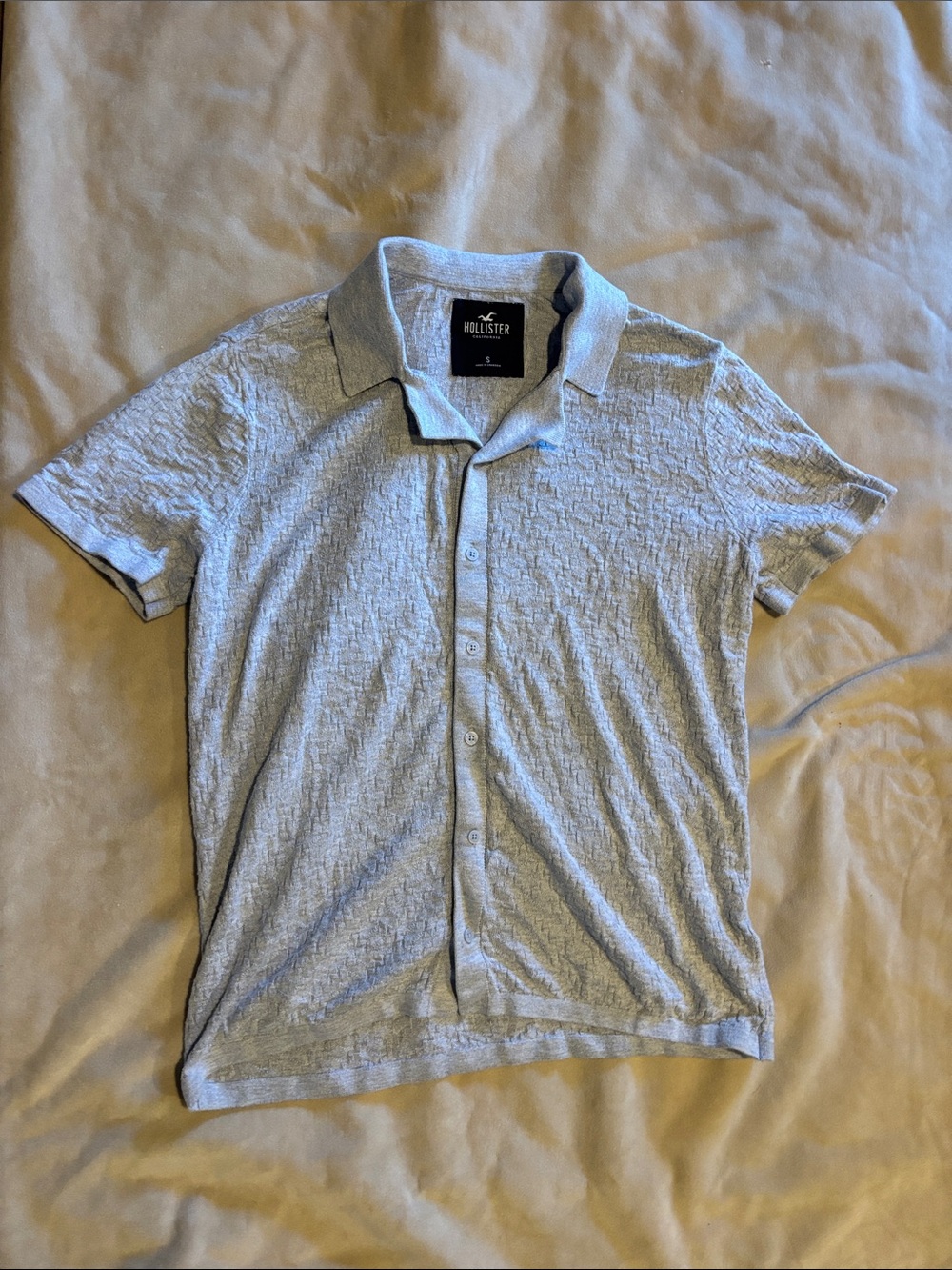 Hollister Men’s Light Gray Short-Sleeve Button Down Polo Shirt